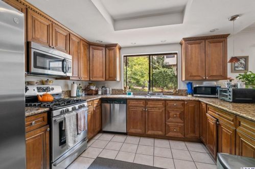 1998 Glenoaks Blvd, Glendale CA  91201-1644 exterior