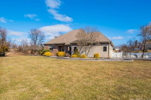 2 Wheatfield Dr, Wallingford CT  06492-5453 exterior