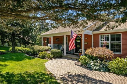15 Lewis St, Tiverton, RI 02878-4220