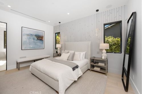 15442 Camarillo St, Van Nuys CA  91403-1039 exterior