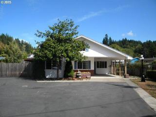 920 8th St, Lakeside, OR 97449-9640