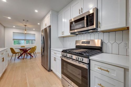 1743 Cricket Hollow Dr, Austin TX  78758-4254 exterior