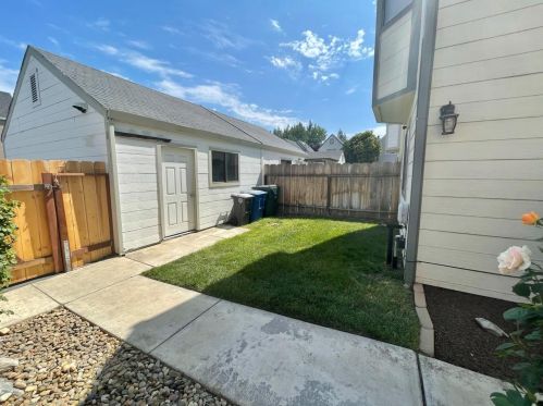406 Golf Cir, Manteca, CA 95337-6519