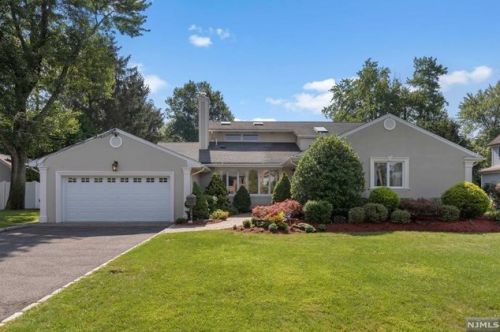 8 Laurence Ct, Closter, NJ 07624-2931