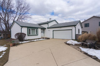 9 Glendale Ct, Streamwood, IL 60107-1019