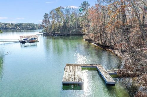 3342 Barry Ln, Gainesville, GA 30506-3748