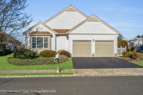 4 Drayton Rd, Lakehurst, NJ 08759-6052