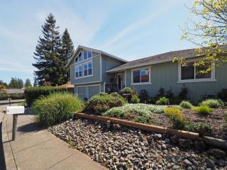 8011 Hill Dr, Sebastopol, CA 95472-2732