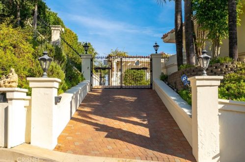 16001 Skytop Rd, Van Nuys, CA 91436-3923