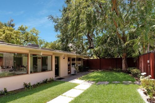 1092 New York Dr, Altadena, CA 91001-3118