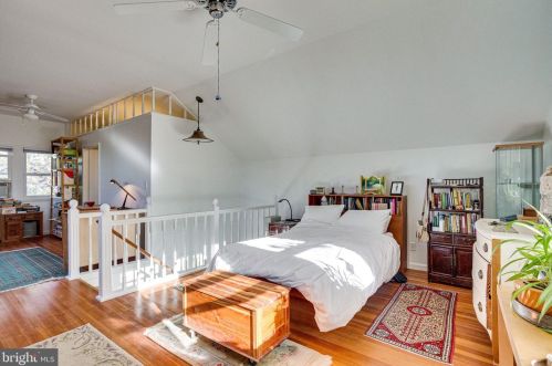 9011 Colesville Rd, Silver Spring MD 20910-1653 exterior