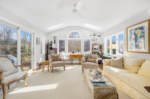 3 Circle Dr, Middletown, RI 02842-4605