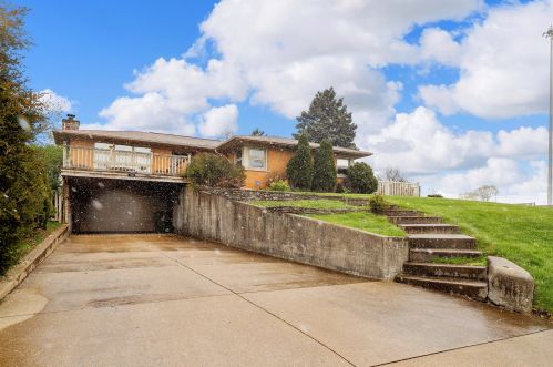 7031 Golfview Dr, Burr Ridge, IL 60525