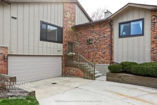 27 Highridge Rd, Willowbrook IL  60527-2208 exterior