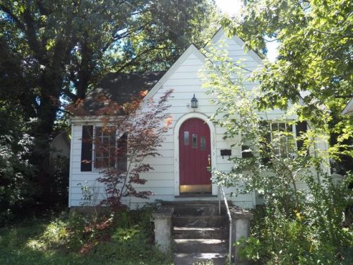 1207 Groesbeck Rd, Cincinnati, OH 45224-3038