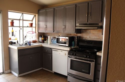 2860 Park Haven Dr, Rialto, CA 92376-7243