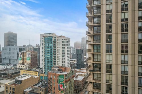 33 Ontario St, Chicago IL  60654-7760 exterior