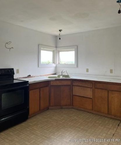 83 Gleason St, Thomaston, ME 04861-3402