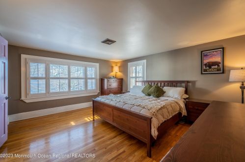 15 Hartshorne Pl, Middletown NJ  07748-2520 exterior