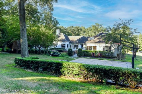 2 Grandview Dr, Holmdel Village, NJ 07733-2008