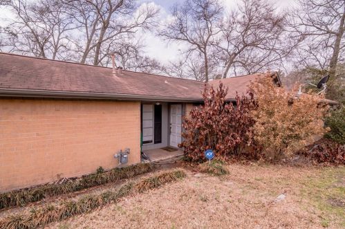 102 Sabine St, Huntsville, TX 77320-1074
