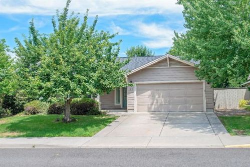 85 Freshwater Dr, Medford, OR 97535-9449