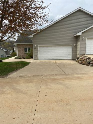 2518 Reynolds Manor Dr, Ottawa, IL 61350-1267