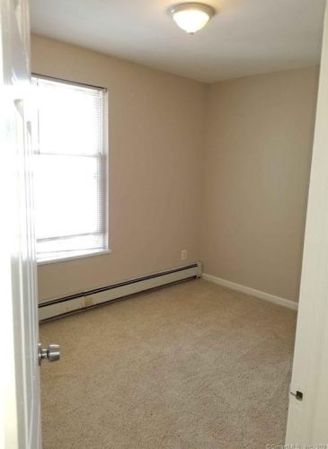 147 Myrtle St, Huntington CT  06484-4065 exterior