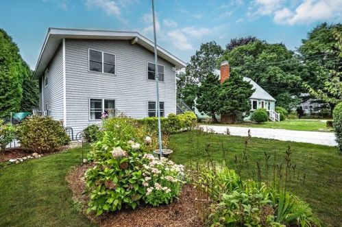 16 Wayland Trl, South Kingstown, RI 02882-2739