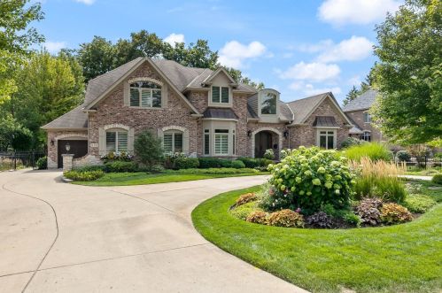 992 Sylvan Cir, Naperville, IL 60540-5532