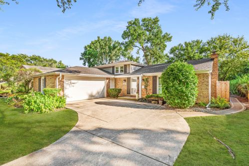 3231 Maple Leaf Dr, Glenview, IL 60026-1124