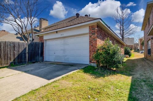 2111 Daniel Way, Carrollton TX 75006-1666 exterior