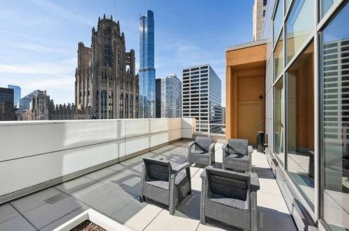 160 Illinois St, Chicago IL  60654-2706 exterior