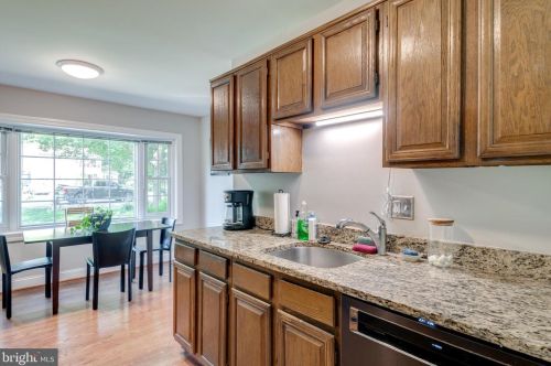 2333 Rosedown Dr, Herndon VA  20191-1631 exterior