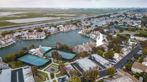 3561 Windspun Dr, Huntington Beach CA  92649-2027 exterior