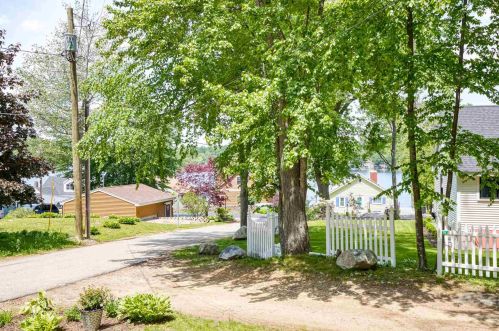 6 Lake Ave, Hampstead, NH 03841-2608