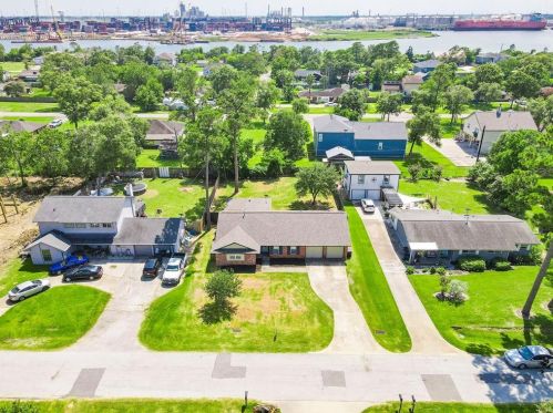 611 Baywood St, Morgans Point TX  77571-7225 exterior