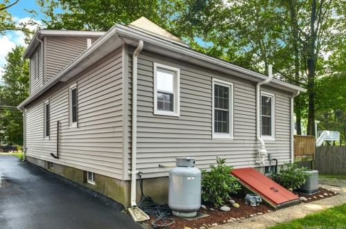 129 Grumman Ave, Norwalk CT  06851-2404 exterior