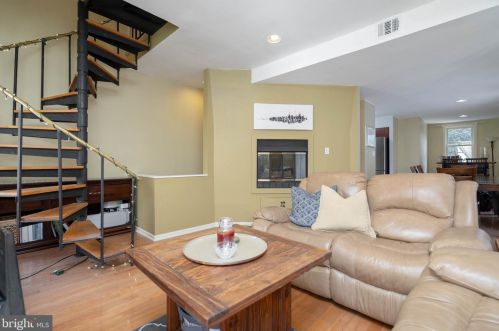 1644 Lombard St, Philadelphia, PA 19146-1507