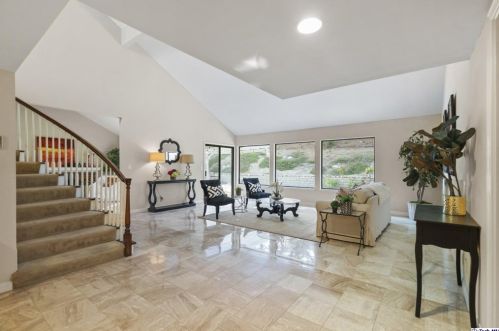 2520 Flintridge Dr, Glendale CA  91206-1033 exterior