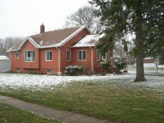 112 Center St, Ceylon, MN 56121-4038