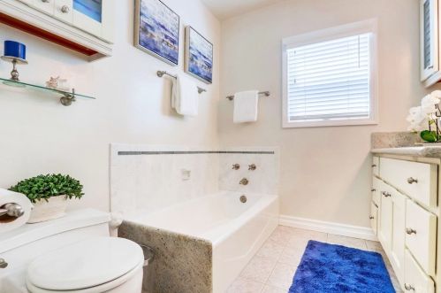 1527 Riviera Dr, Santa Ana CA 92706-1850 exterior