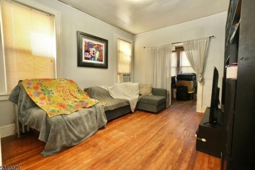 575 9th St, Newark, NJ 07107-1907