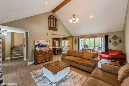 411 Forest View Dr, Valpo, IN 46385-9035