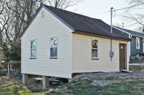 16 Shawnee Rd, Hopatcong, NJ 07843-1436