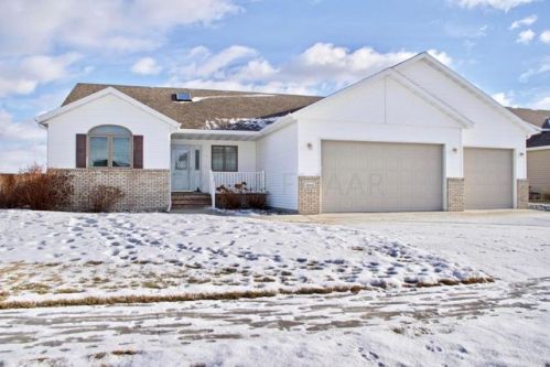 4006 10th St, Moorhead, MN 56560-7446