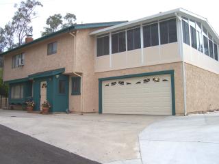 320 Highland Dr, Camarillo, CA 93010-1208
