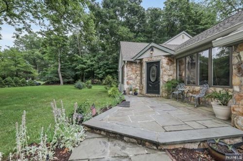 12 Drake Ln, Upper Saddle River, NJ 07458-2106