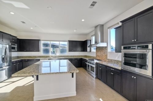 1833 Sugarbush Dr, Vista CA 92084 exterior