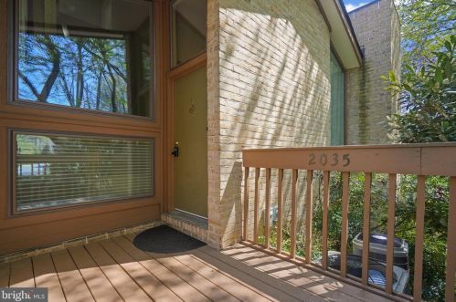 2035 Lakewinds Dr, Herndon, VA 20191-4028